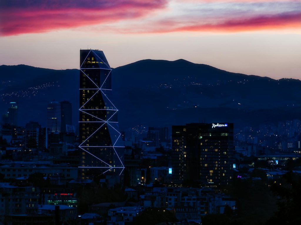 주택의 구조적 안전성과 내진 성능을 평가합니다. 