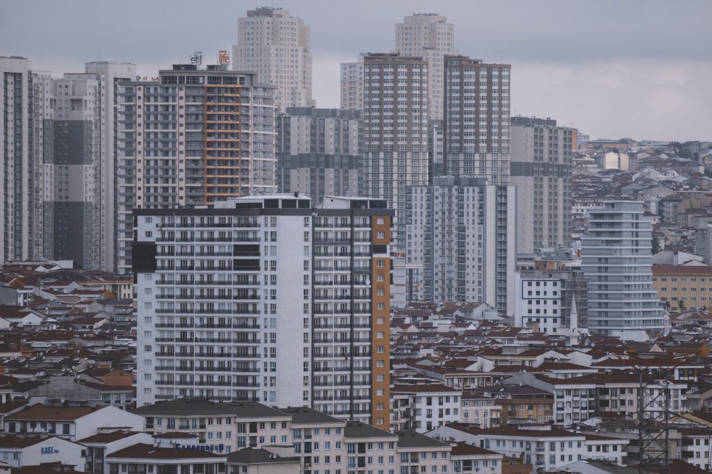 LEED 인증은 에너지 절약, 물 절약, 탄소 배출 저감, 자원 효율성 향상, 실내 환경 개선 등을 목표로 건축물의 지속 가능성을 종합적으로 평가하는 제도입니다.