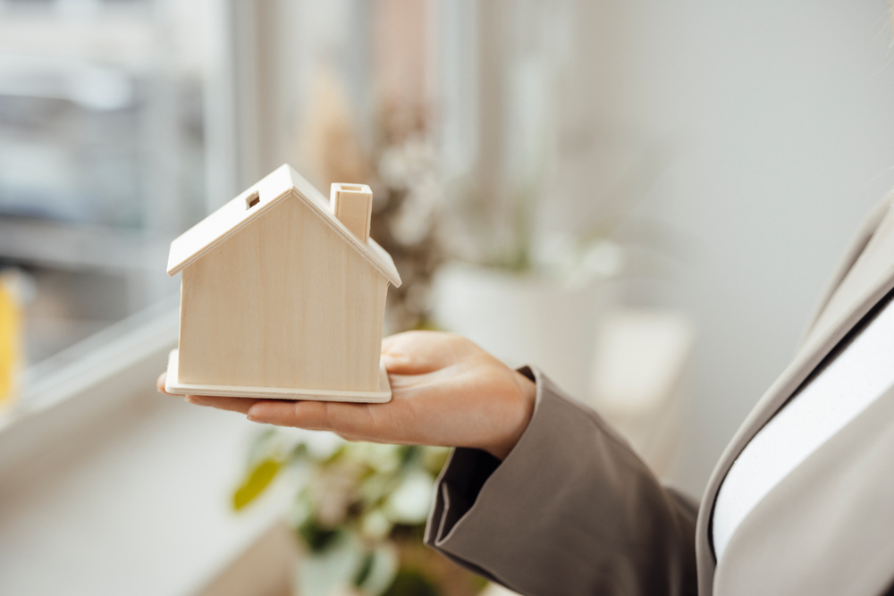 패시브하우스(Passive House)는 외부 에너지 공급 없이도 실내 온도를 쾌적하게 유지할 수 있도록 에너지 손실을 극단적으로 줄인 건축물을 의미합니다.